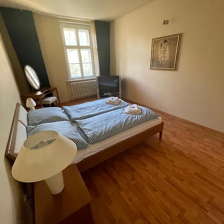 Huge Two Floor On The Park Colonnade With Free Parking For One Car, 160 Sqm *